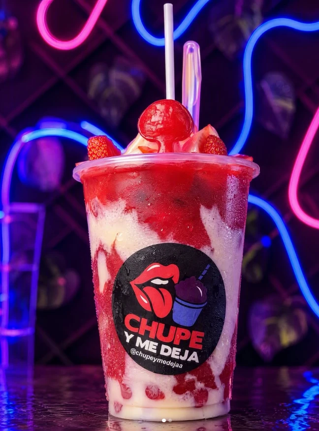 Granizado rojo y blanco con fresas y crema